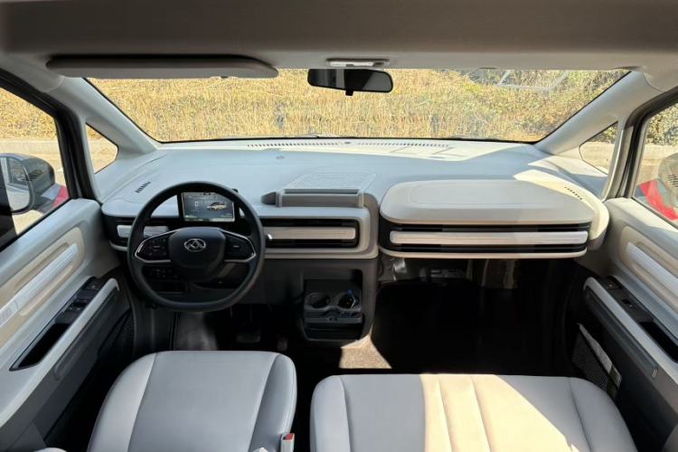 Used SAIC MAXUS Dana V1 2025 V1+ Short Wheelbase Low-Roof Multi-Function Version (42 kWh) Interior 4