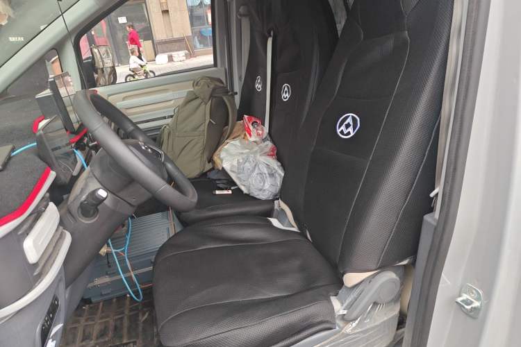 Used SAIC MAXUS Dana V1 2025 V1+ Long Wheelbase High-Roof Multi-Function Version (62 kWh) Left Front Seat