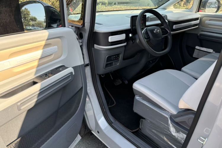Used SAIC MAXUS Dana V1 2025 V1+ Short Wheelbase Low-Roof Multi-Function Version (42 kWh) Left Front Seat