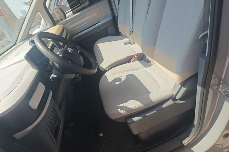Used SAIC MAXUS Dana V1 2025 V1+ Short Wheelbase Low-Roof Multi-Function Version (42 kWh) Left Front Seat