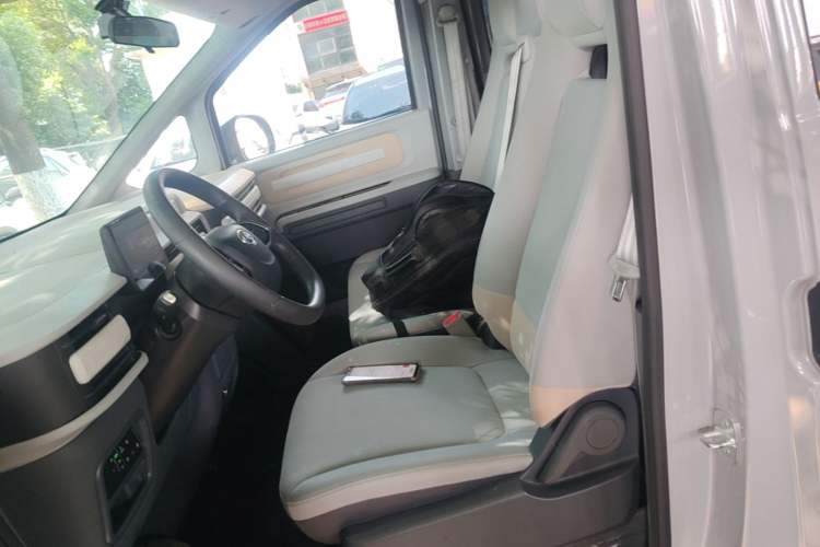 Used SAIC MAXUS Dana V1 2025 Low-Roof Multi-Function Version 42 kWh Left Front Seat