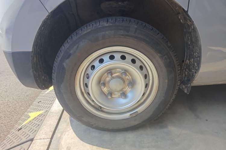 Used SAIC MAXUS Dana V1 2025 V1+ Short Wheelbase Low-Roof Multi-Function Version (42 kWh) Left Front Wheel Hub