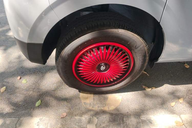 Used SAIC MAXUS Dana V1 2025 Low-Roof Multi-Function Version 42 kWh Left Front Wheel Hub