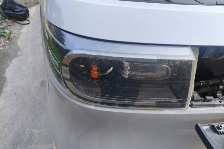Used SAIC MAXUS Dana V1 2025 V1+ Long Wheelbase High-Roof Multi-Function Version (62 kWh) Right Front Headlight