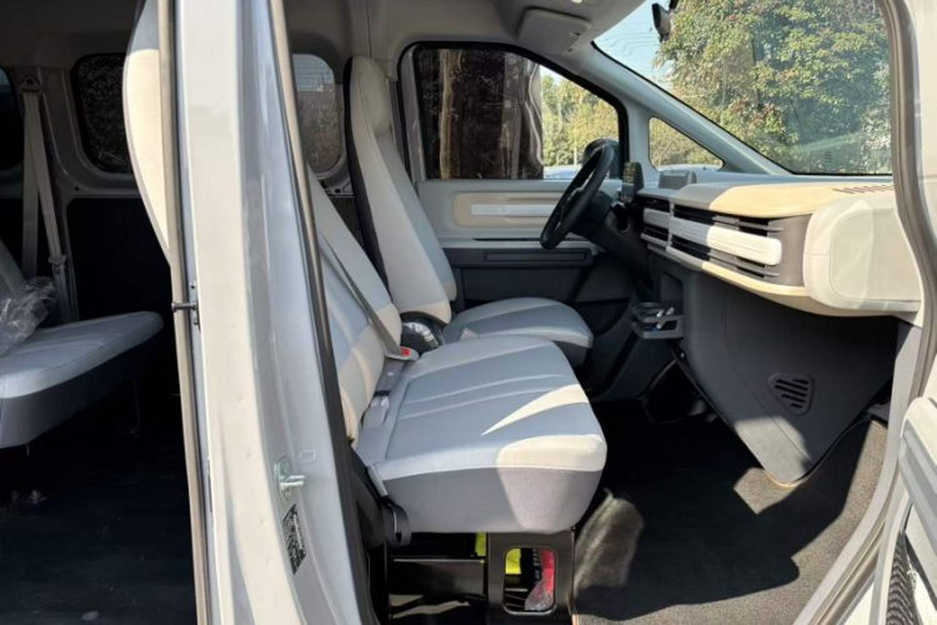 Used SAIC MAXUS Dana V1 2025 V1+ Short Wheelbase Low-Roof Multi-Function Version (42 kWh) Right Front Seat