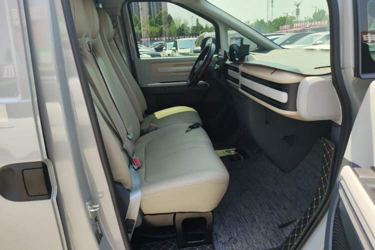 Used SAIC MAXUS Dana V1 2023 V1 Short Wheelbase Low Roof (43 kWh) Right Front Seat