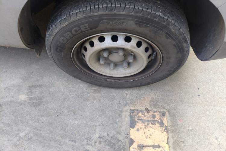 Used SAIC MAXUS Dana V1 2025 V1+ Long Wheelbase High-Roof Multi-Function Version (62 kWh) Right Front Wheel Hub