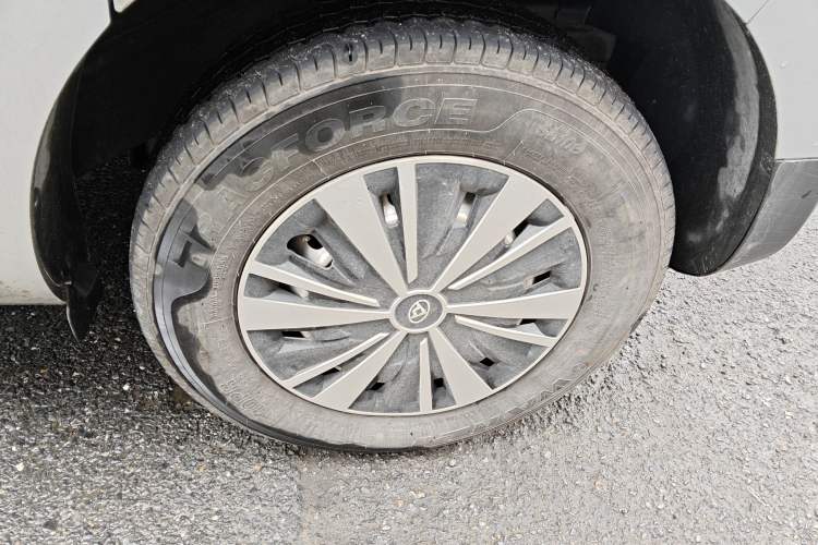 Used SAIC MAXUS Dana V1 2025 Low-Roof Multi-Function Version 42 kWh Right Front Wheel Hub
