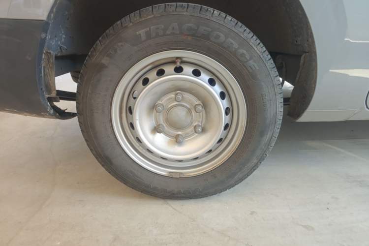 Used SAIC MAXUS Dana V1 2025 V1+ Short Wheelbase Low-Roof Multi-Function Version (42 kWh) Right Rear Wheel Hub