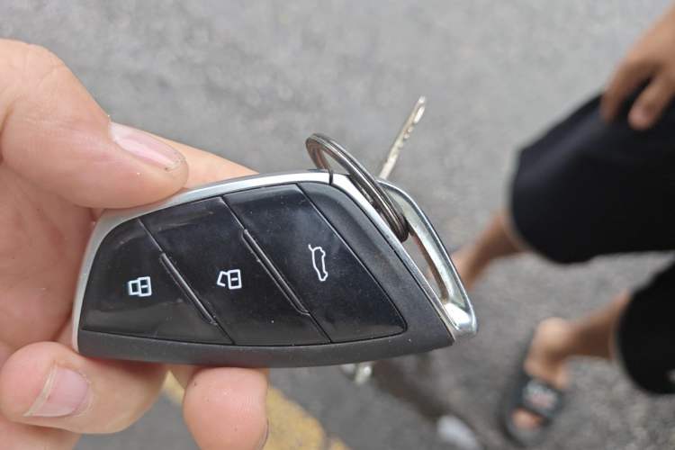 Used SAIC MAXUS Dana V1 2025 V1+ Long Wheelbase High-Roof Multi-Function Version (62 kWh) Vehicle Key