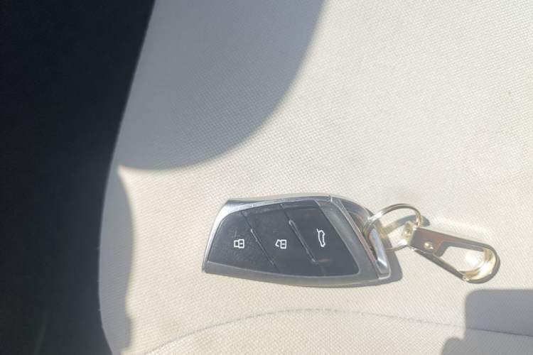 Used SAIC MAXUS Dana V1 2025 V1+ Short Wheelbase Low-Roof Multi-Function Version (42 kWh) Vehicle Key