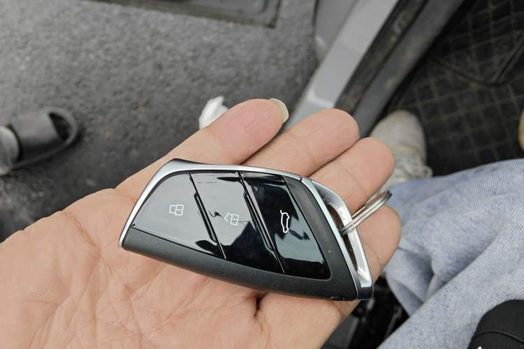 Used SAIC MAXUS Dana V1 2025 Low-Roof Multi-Function Version 42 kWh Vehicle Key