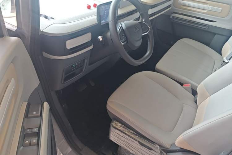 Used SAIC MAXUS Dana V1 2025 Low-Roof Cargo Version 42 kWh Driver Seat