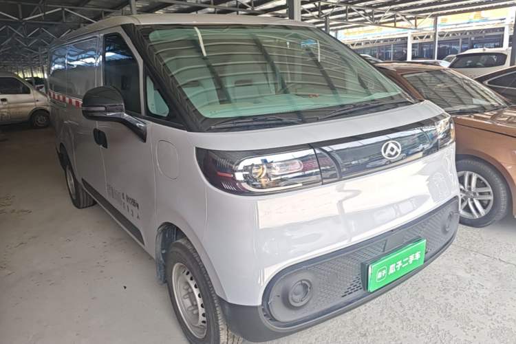 Used SAIC MAXUS Dana V1 2025 Low-Roof Cargo Version 42 kWh Front Right 45 Deg