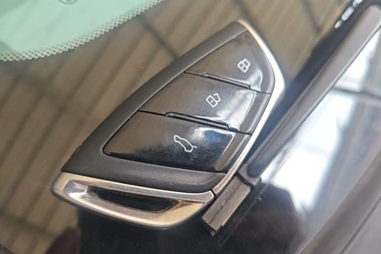 Used SAIC MAXUS Dana V1 2025 Low-Roof Cargo Version 42 kWh Vehicle Key