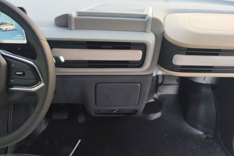 Used SAIC MAXUS Dana V1 2025 V1+ Long Wheelbase Low-Roof Multi-Function Version (62 kWh) Audio And AC Panel