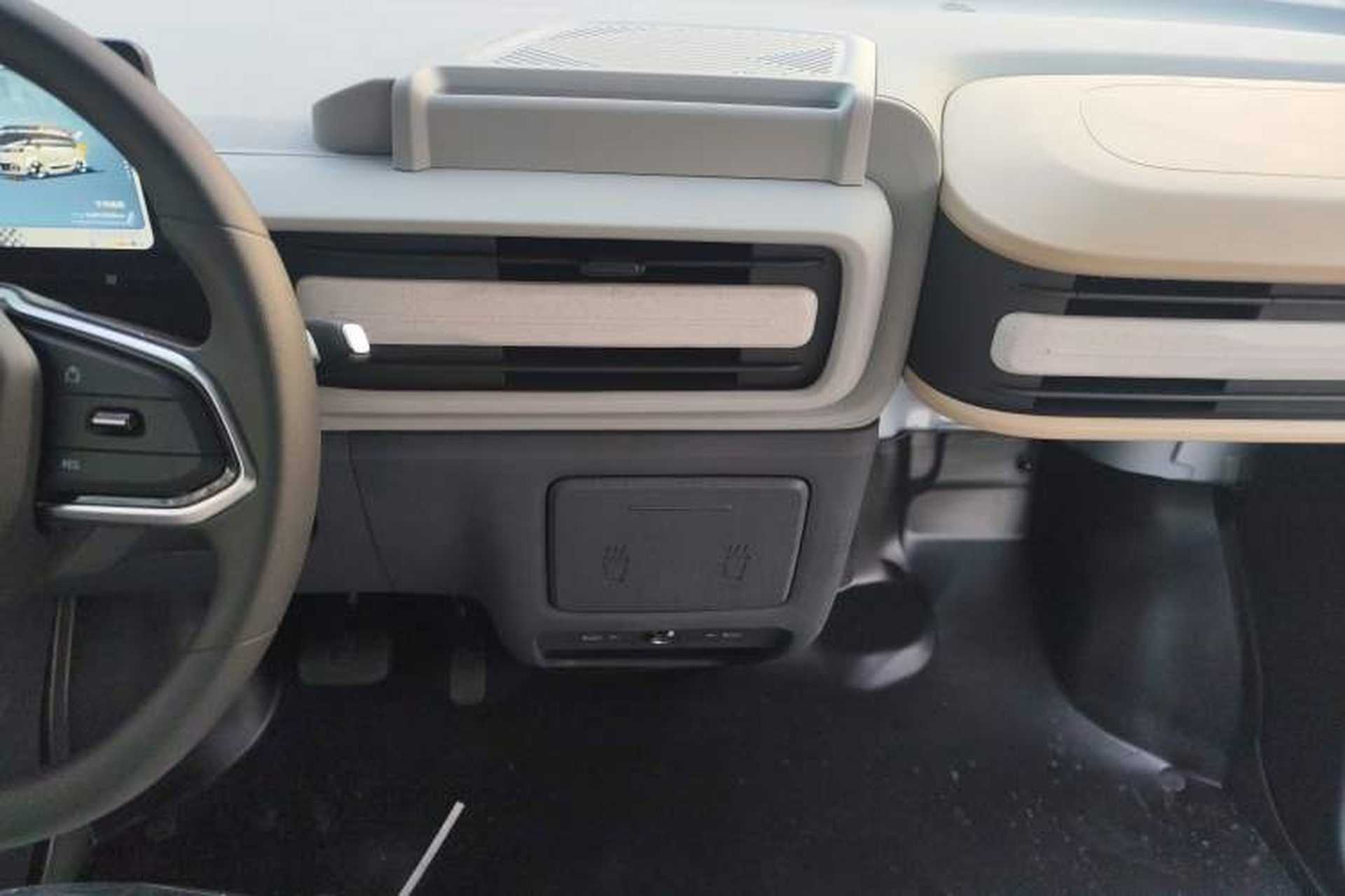 Used SAIC MAXUS Dana V1 2025 V1+ Long Wheelbase Low-Roof Multi-Function Version (62 kWh) Audio And AC Panel