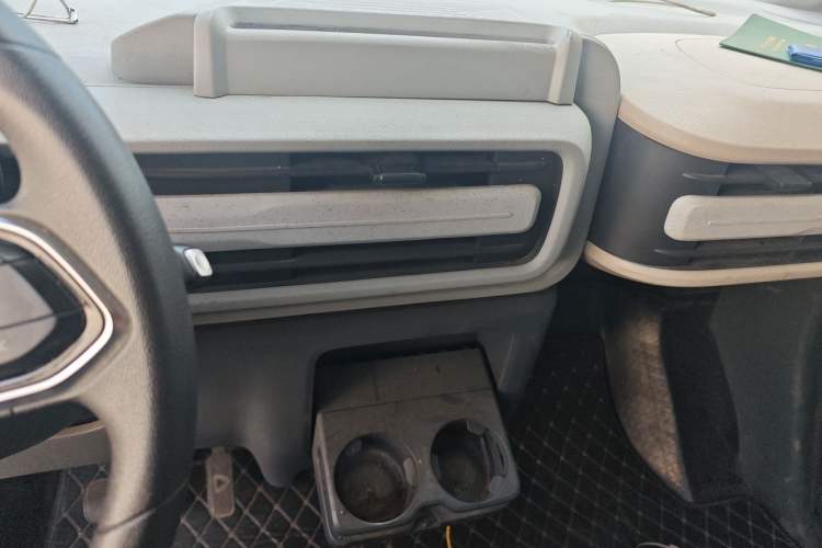 Used SAIC MAXUS Dana V1 2025 V1+ Long Wheelbase High-Roof Multi-Function Version (64 kWh) Audio And AC Panel