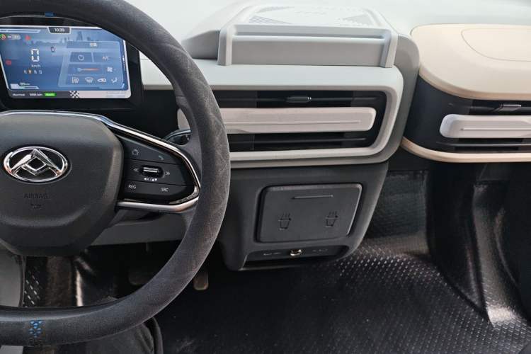 Used SAIC MAXUS Dana V1 2025 Low-Roof Multi-Function Version 50 kWh Audio And AC Panel