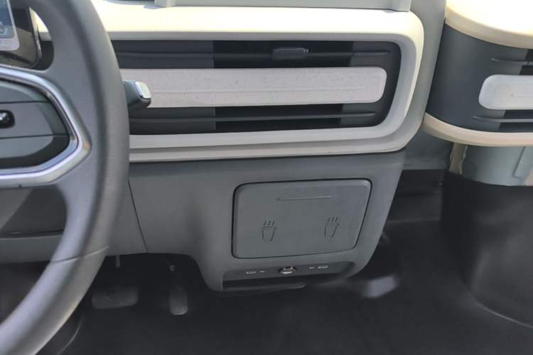 Used SAIC MAXUS Dana V1 2025 V1 Short Wheelbase Low-Roof Multi-Function Version (42 kWh) Audio And AC Panel