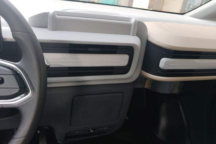 Used SAIC MAXUS Dana V1 2025 Low-Roof Multi-Function Version 42 kWh Audio And AC Panel