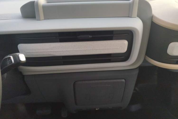 Used SAIC MAXUS Dana V1 2025 V1+ Long Wheelbase Low-Roof Multi-Function Version (62 kWh) Audio And AC Panel