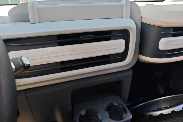 Used SAIC MAXUS Dana V1 2024 V1 Short Wheelbase Low-Roof Multi-Function Version (51 kWh) Audio And AC Panel