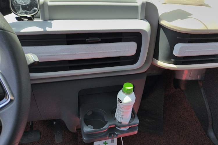 Used SAIC MAXUS Dana V1 2025 V1 Short Wheelbase Low-Roof Multi-Function Version (42 kWh) Audio And AC Panel