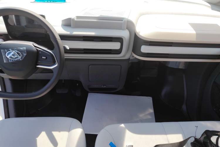 Used SAIC MAXUS Dana V1 2025 V1 Short Wheelbase Low-Roof Multi-Function Version (42 kWh) Audio And AC Panel