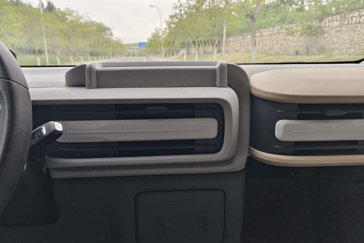 Used SAIC MAXUS Dana V1 2024 V1 Short Wheelbase Low-Roof Multi-Function Version (51 kWh) Audio And AC Panel