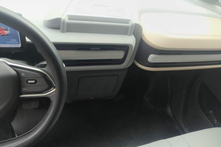 Used SAIC MAXUS Dana V1 2025 Low-Roof Multi-Function Version 50 kWh Audio And AC Panel