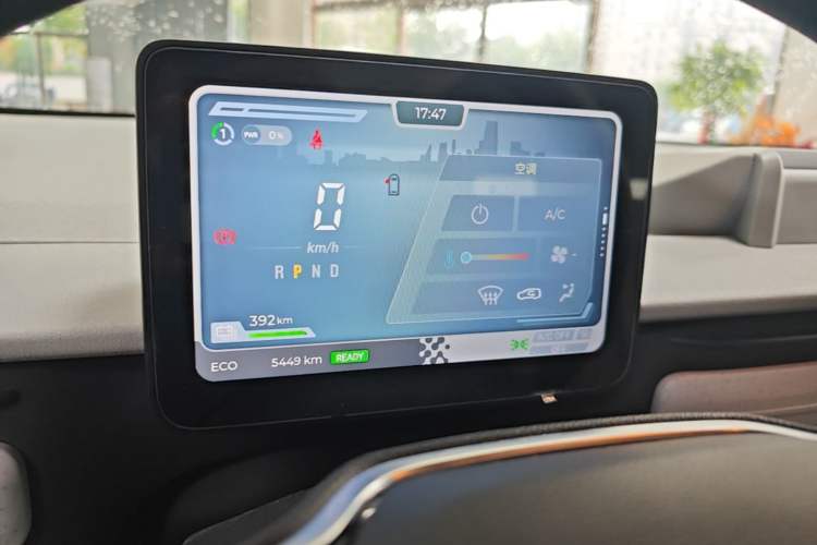 Used SAIC MAXUS Dana V1 2025 V1+ Long Wheelbase Low-Roof Multi-Function Version (62 kWh) Audio And AC Panel