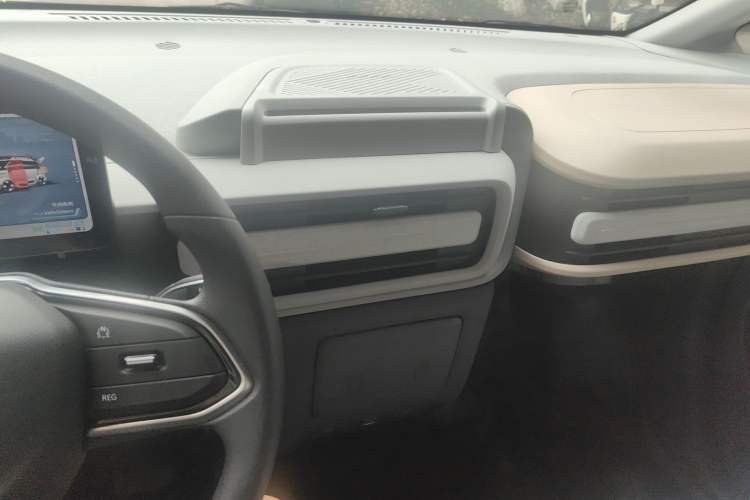 Used SAIC MAXUS Dana V1 2025 Low-Roof Multi-Function Version 42 kWh Audio And AC Panel
