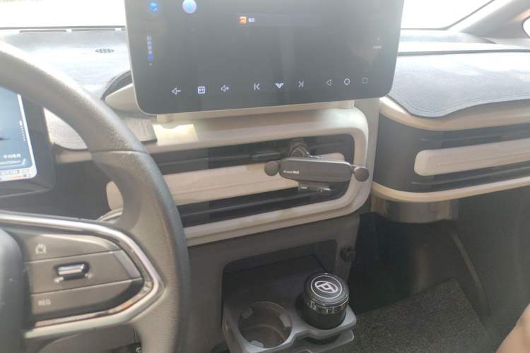 Used SAIC MAXUS Dana V1 2025 V1 Short Wheelbase Low-Roof Multi-Function Version (42 kWh) Audio And AC Panel