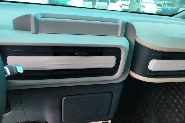 Used SAIC MAXUS Dana V1 2025 V1+ Long Wheelbase High-Roof Multi-Function Version (62 kWh) Audio And AC Panel