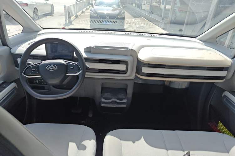 Used SAIC MAXUS Dana V1 2025 V1 Short Wheelbase Low-Roof Multi-Function Version (42 kWh) Audio And AC Panel