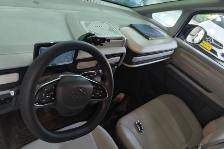 Used SAIC MAXUS Dana V1 2025 V1 Long Wheelbase Low-Roof Cargo Version (51 kWh) Center Console