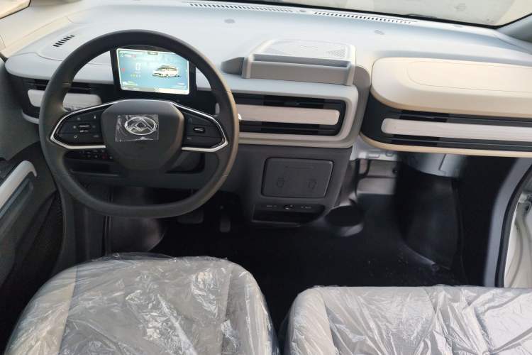 Used SAIC MAXUS Dana V1 2025 V1+ Long Wheelbase Low-Roof Multi-Function Version (62 kWh) Center Console