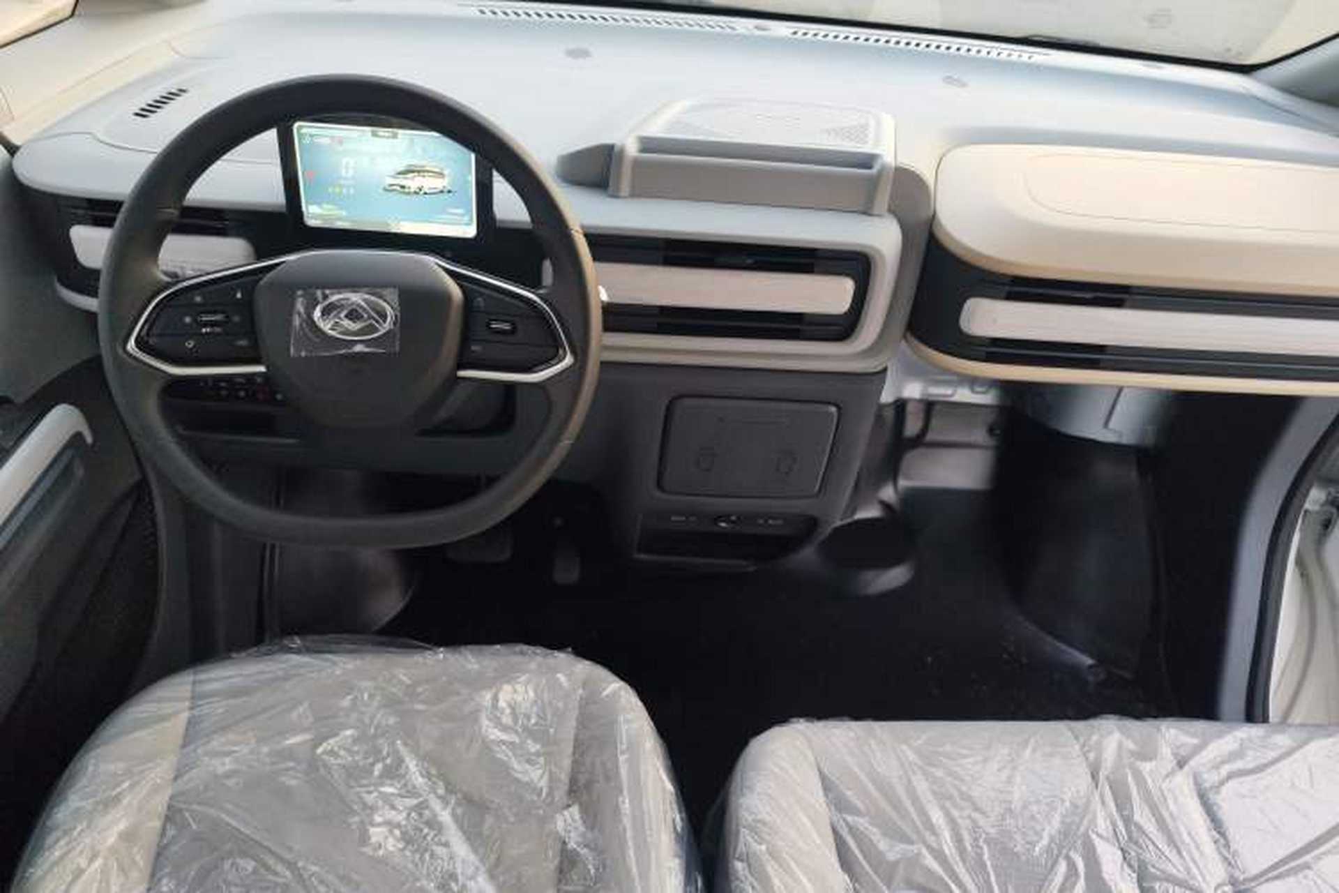 Used SAIC MAXUS Dana V1 2025 V1+ Long Wheelbase Low-Roof Multi-Function Version (62 kWh) Center Console