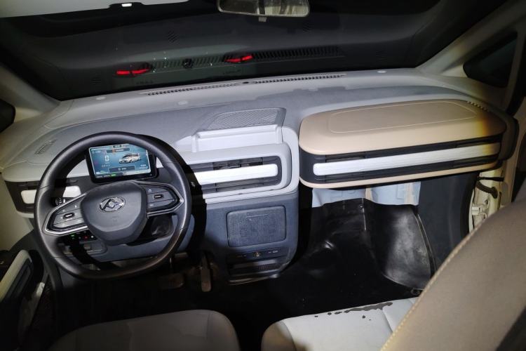 Used SAIC MAXUS Dana V1 2025 Low-Roof Multi-Function Version 42 kWh Center Console