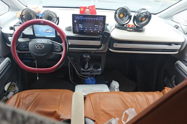 Used SAIC MAXUS Dana V1 2025 V1+ Long Wheelbase Low-Roof Multi-Function Version (62 kWh) Center Console