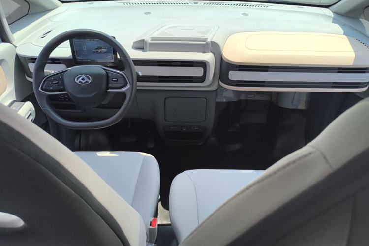 Used SAIC MAXUS Dana V1 2025 V1 Short Wheelbase Low-Roof Multi-Function Version (42 kWh) Center Console