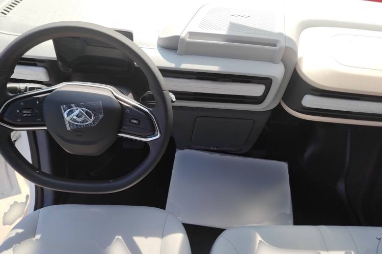 Used SAIC MAXUS Dana V1 2025 V1 Short Wheelbase Low-Roof Multi-Function Version (42 kWh) Center Console