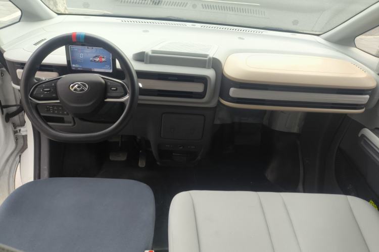 Used SAIC MAXUS Dana V1 2025 Low-Roof Multi-Function Version 50 kWh Center Console