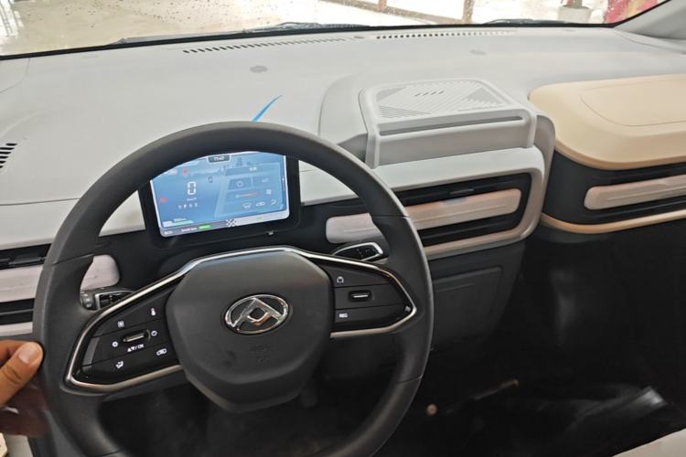 Used SAIC MAXUS Dana V1 2025 V1+ Long Wheelbase Low-Roof Multi-Function Version (62 kWh) Center Console