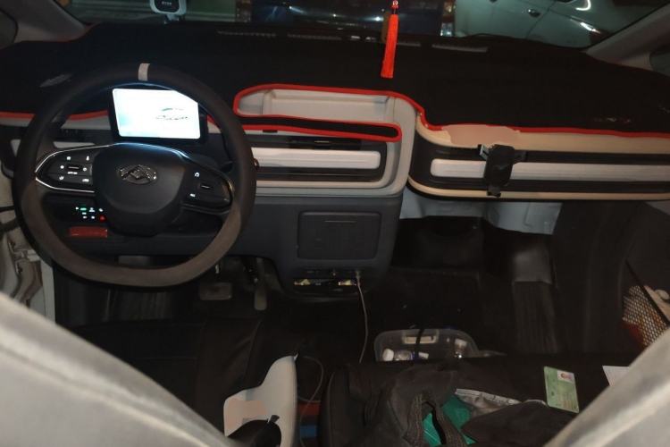 Used SAIC MAXUS Dana V1 2025 V1+ Long Wheelbase Low-Roof Multi-Function Version (62 kWh) Center Console