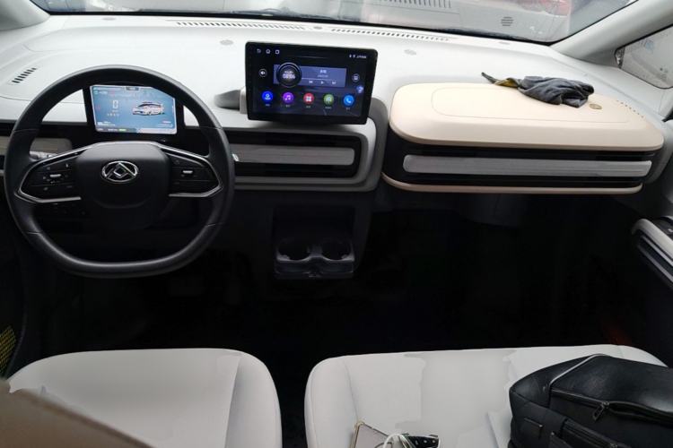 Used SAIC MAXUS Dana V1 2025 Low-Roof Multi-Function Version 42 kWh Center Console