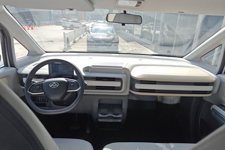 Used SAIC MAXUS Dana V1 2025 V1 Short Wheelbase Low-Roof Multi-Function Version (42 kWh) Center Console