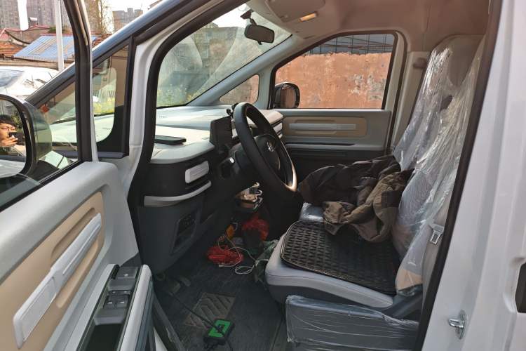 Used SAIC MAXUS Dana V1 2025 Low-Roof Multi-Function Version 42 kWh Driver Seat