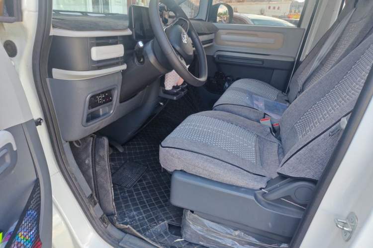 Used SAIC MAXUS Dana V1 2025 V1+ Short Wheelbase Low-Roof Cargo Version (42 kWh) Driver Seat